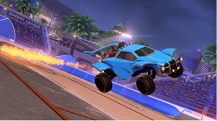 Niebieski samochód wykonujący skok na arenie Rocket League z widocznym efektem prędkości.