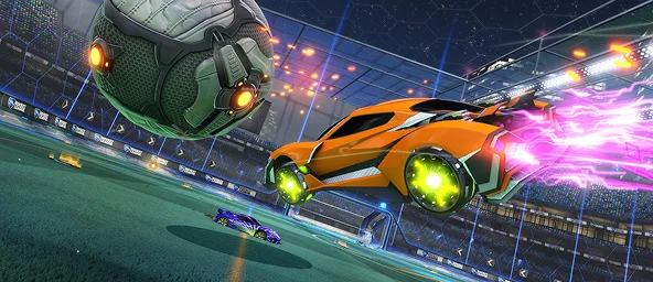 Pomarańczowy samochód wykonujący powietrzny manewr w Rocket League w kierunku dużej piłki na stadionie, z widocznym efektem dopalacza.