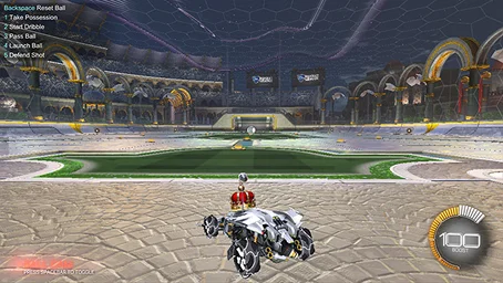 Widok z trybu treningowego Rocket League z samochodem ustawionym na środku boiska i interfejsem sterowania na ekranie.